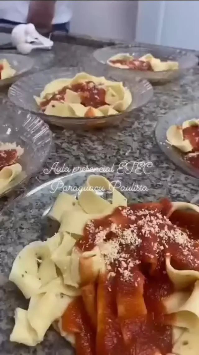 Pappardelle ao sugo servido numa aula presencial na ETEC de Paraguaçu Paulista