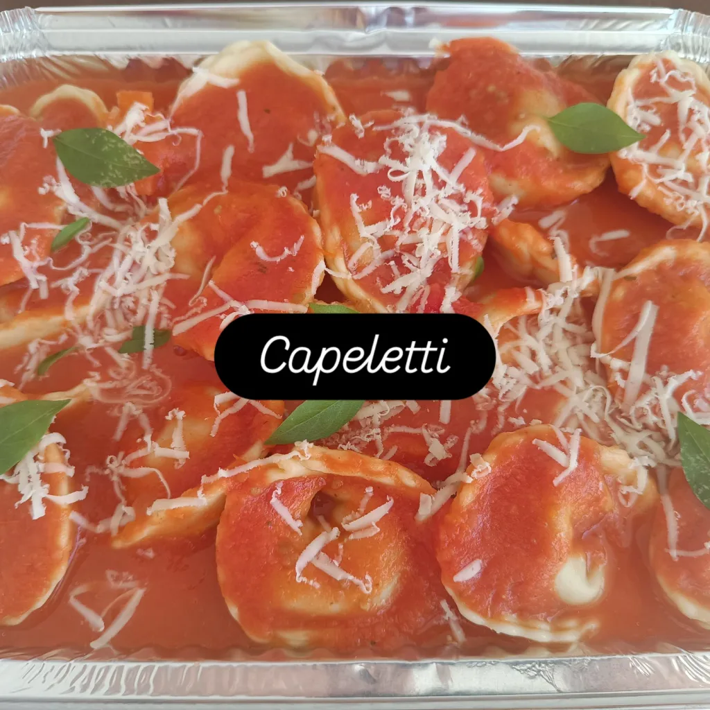 Capeletti ao molho sugo com queijo ralado e manjericão