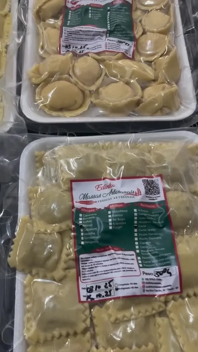 Ravioli e sofioli embalados, com o rótulo do Edinho