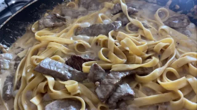 Talharim artesanal com tiras de carne ao molho, na frigideira