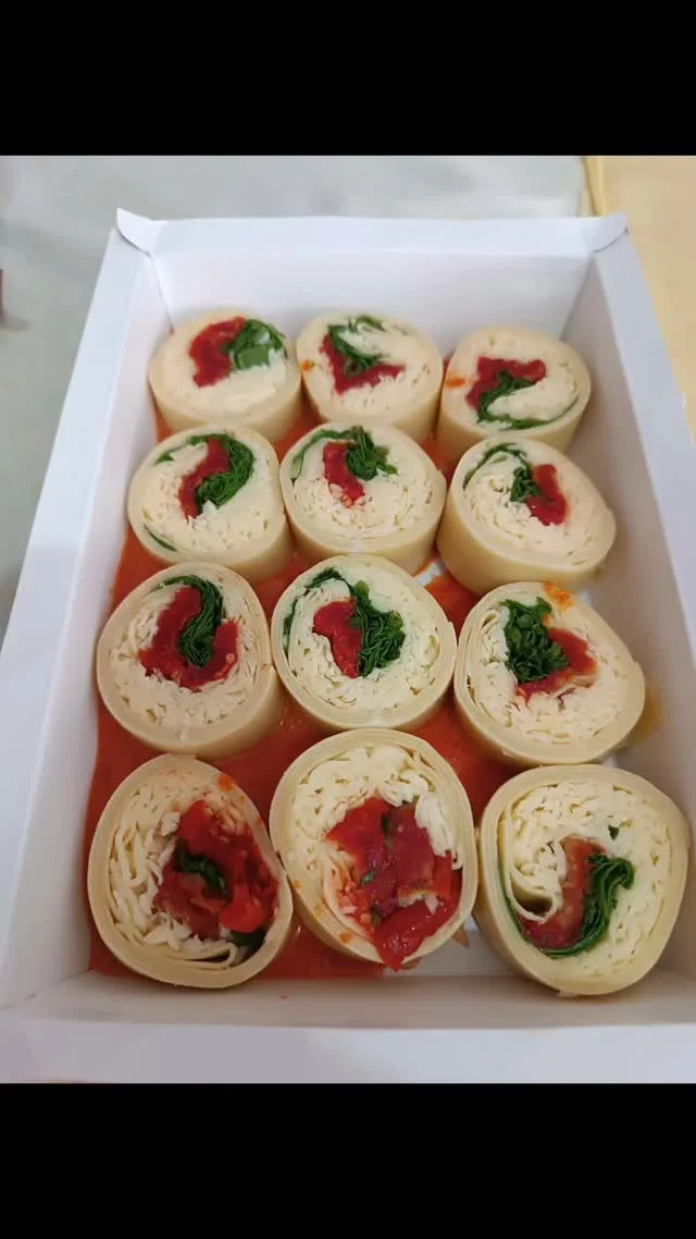 Rondelli de massa fresca recheado com queijo, espinafre e tomate, na caixa